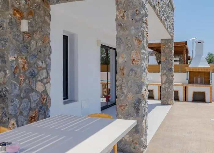 Brillante By Renthub Villa