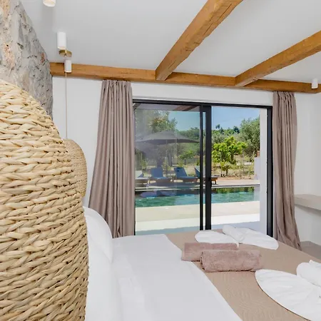 Brillante By Renthub * Κολύμπια